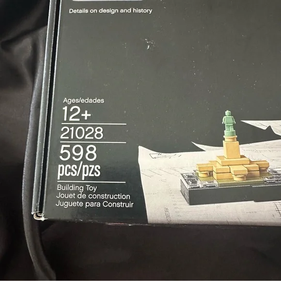 Lego Architecture New York City Set - Black, Gold, Silver, Blue, Green - Picture 4 of 13